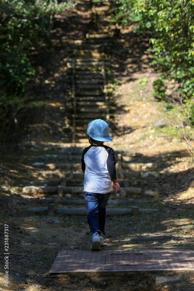 Fototapeta premium 子供 散策 山 キャンプ 危険