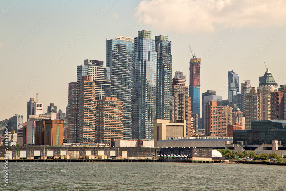 Naklejka premium new york skyline at sunset