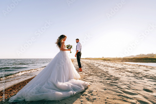 Photographie bride and groom on the seashore