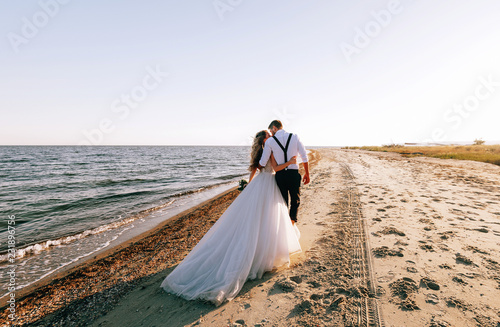 Billede på lærred bride and groom on the seashore