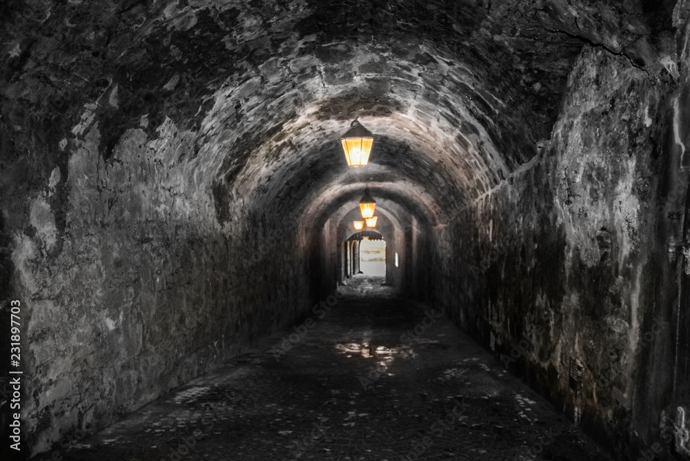 Túnel iluminado bajo la fortaleza de Coburg en Baviera, Alemania