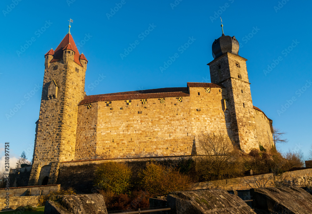 Vest Coburg. Fortaleza medieval de Cobur, Baviera, Alemania. fachada del castillo con dos torres al atardecer