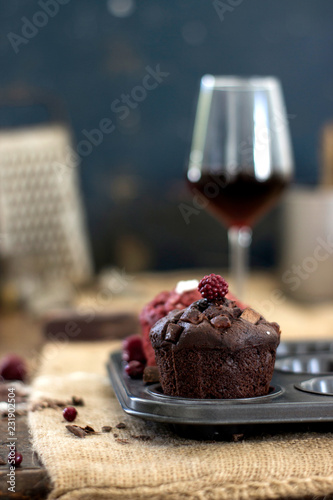 Magdalena de chocolate y fresa con copa de vino