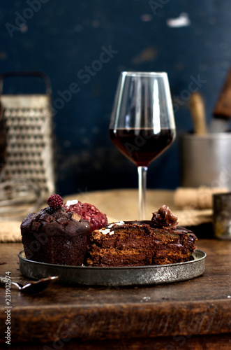 Plato rústico con muffin y copa de vino