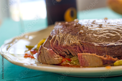Plato de atún encebollado