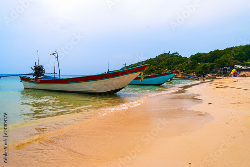 Boat on the Thai beach © dinozzaver