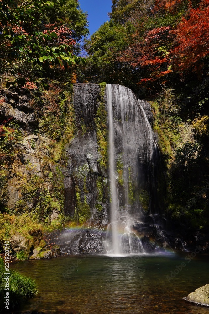 秋を迎える遊水峡の滝