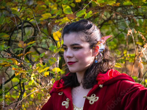 Jeune femme en costume style elfien