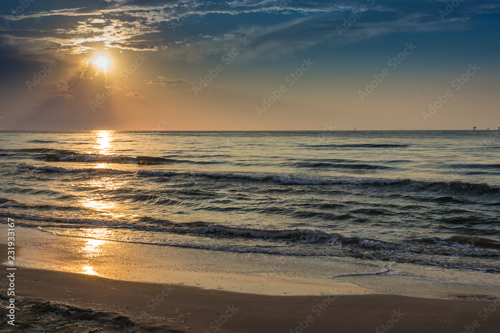 Fototapeta premium sunrise on the beach