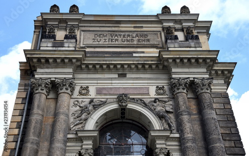 Inschrift an der Kunsthalle des Lipsiusbaus Dresden: Dem Vaterland zu Zier und Ehr