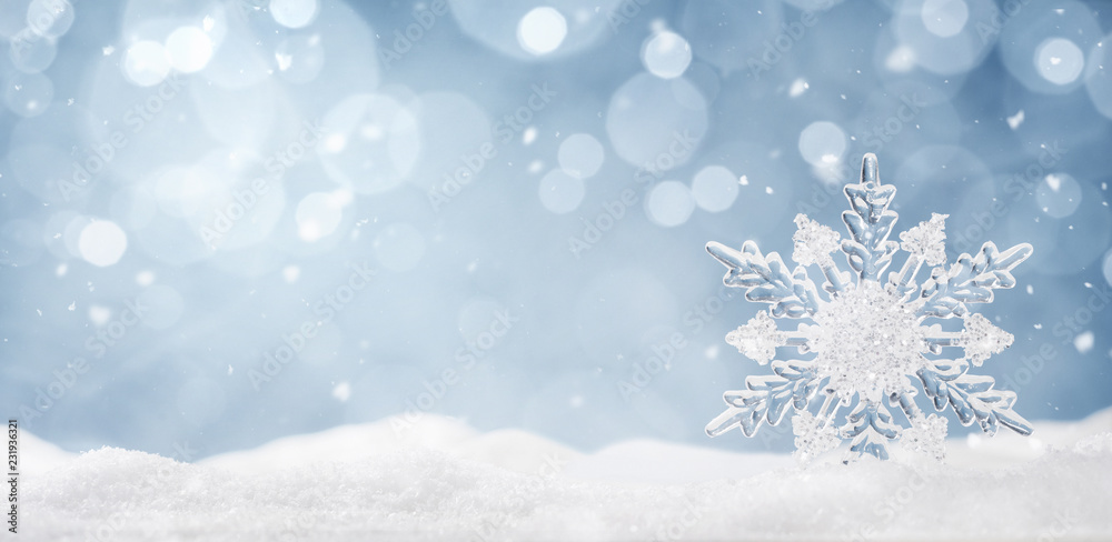 Naklejka premium Winter background, ice crystal snowflake in the snow with copy space 