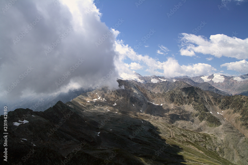 Gletscher und Berge rund um das Ötztal der Tiroler Alpen 