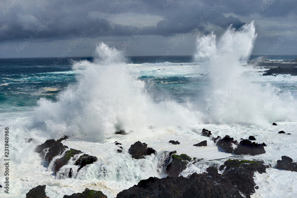 Fototapeta premium Teneriffa Wellengischt im Gewitter