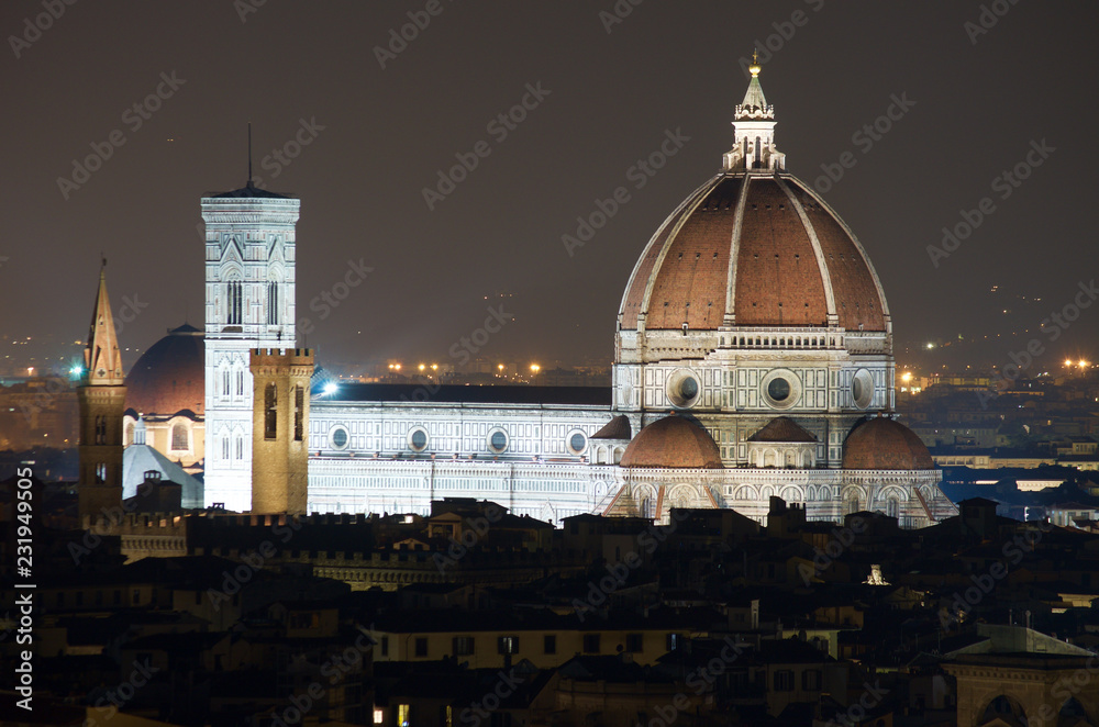 Fototapeta premium Firenze, Toscana, Italia, vista notturna del Duomo e della Cupola di Brunelleschi, da Piazzale Michelangelo, terrazza panoramica del capoluogo 