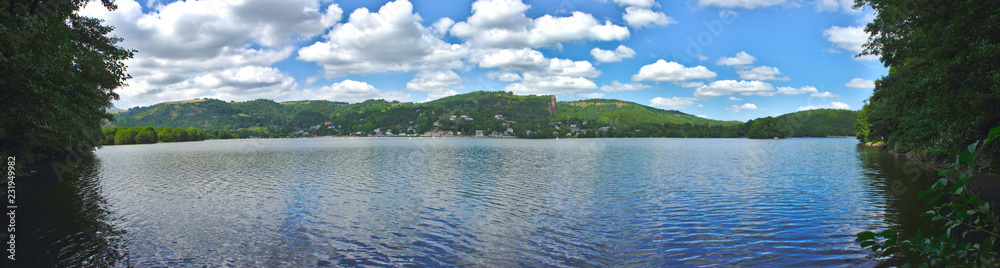 vue panoramique du lac d'Aydat en Auvergne, Puy de Dôme. Avec Chaîne des volcans en arrière plan