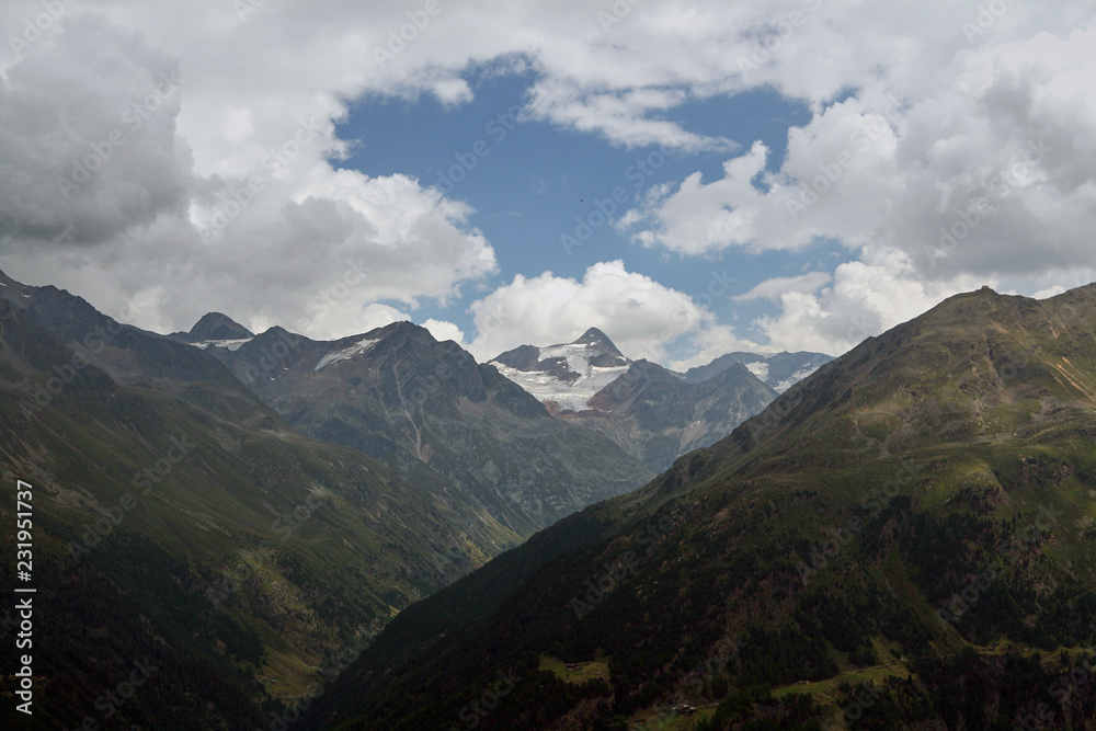 Gletscher und Berge rund um das Ötztal der Tiroler Alpen  