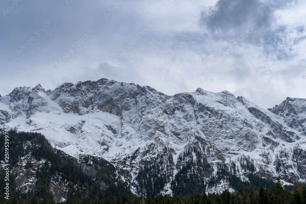 Bergkette in den Alpen mit Schnee