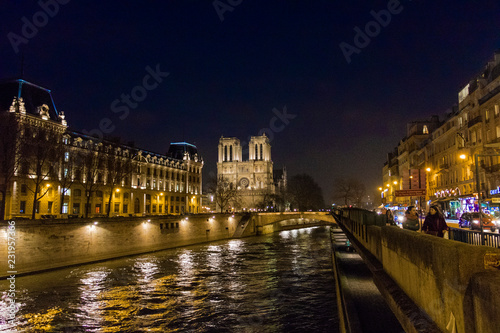 Night view of Notre Dame © MARTIN