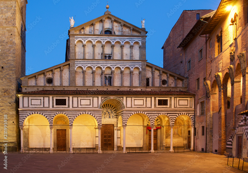 Pistoia, Toscana, Italia, facciata del Duomo, chiesa principale sulla piazza del Duomo, vista frontale con luci dorate nella atmosfera unica dell'ora blu