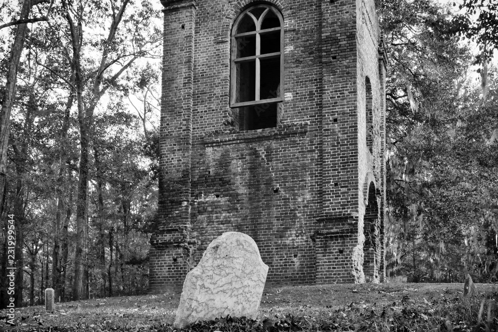 Naklejka premium Headstone and church ruins in Charleston, South Carolina