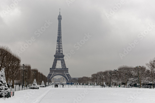 Fototapeta Naklejka Na Ścianę i Meble -  Paris, France - February 7, 2018: The wall for peace in the foreground with the eiffel tower under the snow in the background