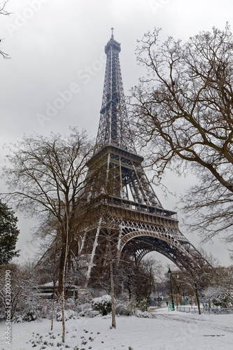 Fototapeta Naklejka Na Ścianę i Meble -  Paris, France - February 7, 2018: Eiffel tower and champs de mars covered with snow