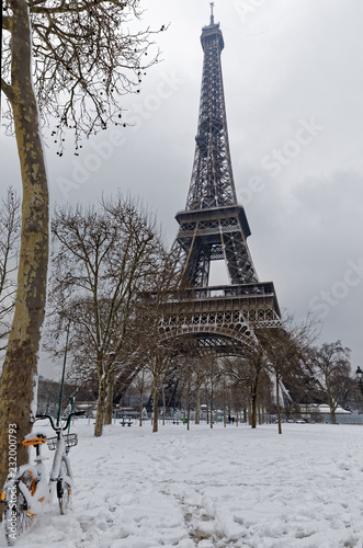 Paris, France - February 7, 2018: The wall for peace in the foreground with the eiffel tower under the snow in the background © JEROME LABOUYRIE