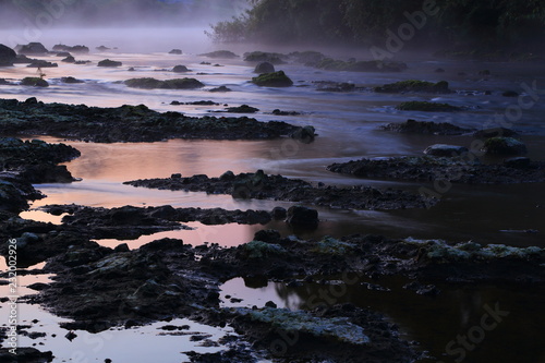 夜明けの川の風景