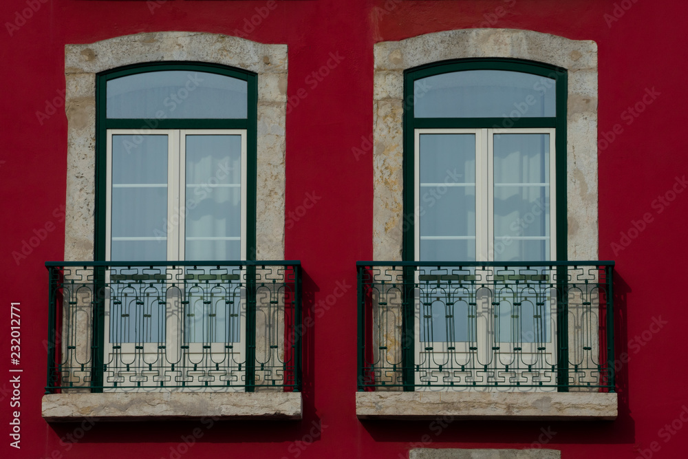 Obraz premium Old Building facade with two windows in Lisbon, Portugal