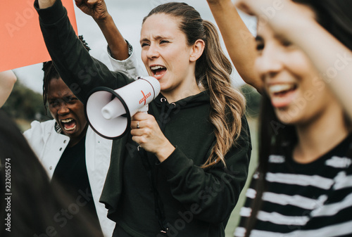 Schilderij op canvas Group of female activists is protesting