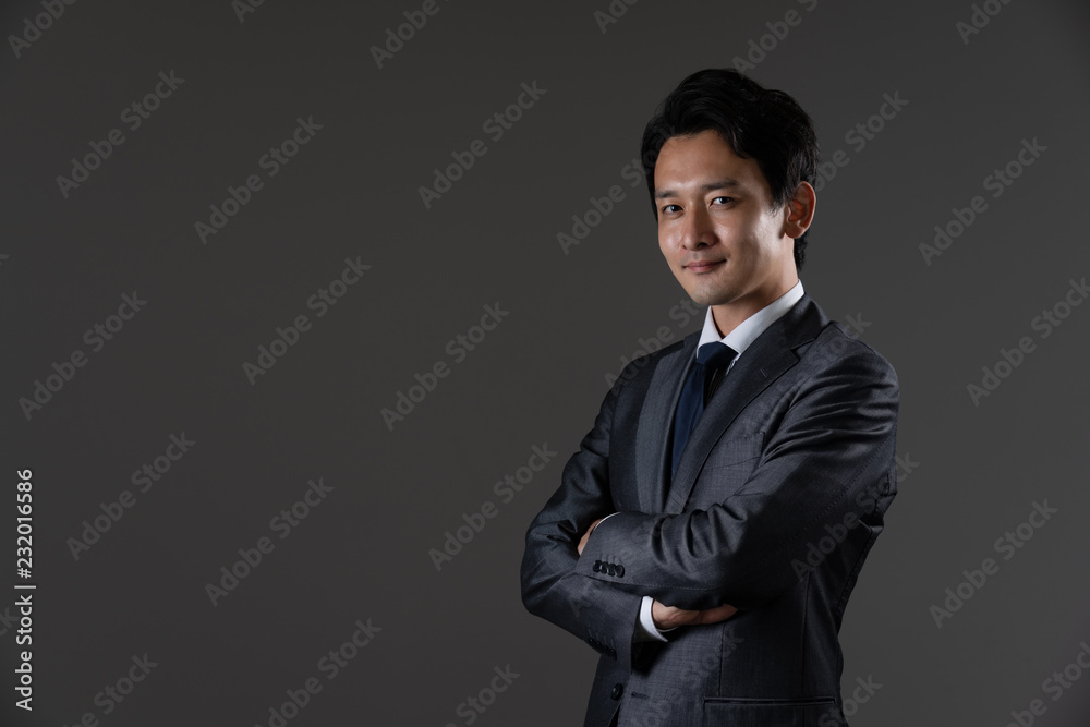 腕組みをするビジネスマン