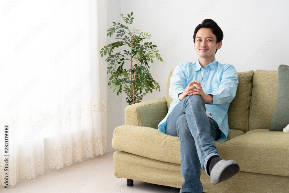 足を組んでいる若い男性 足を組んでいる若い男性