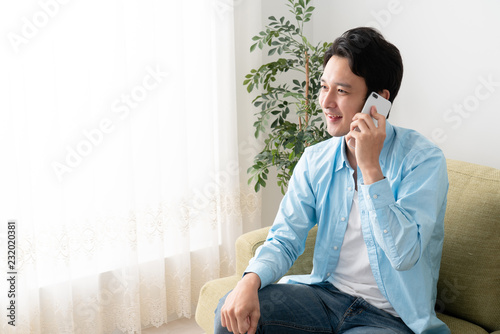 Fotografía 電話をしている若い男性