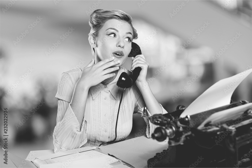 Obraz premium Atrakcyjna młoda kobieta mówi na rocznika telefonie