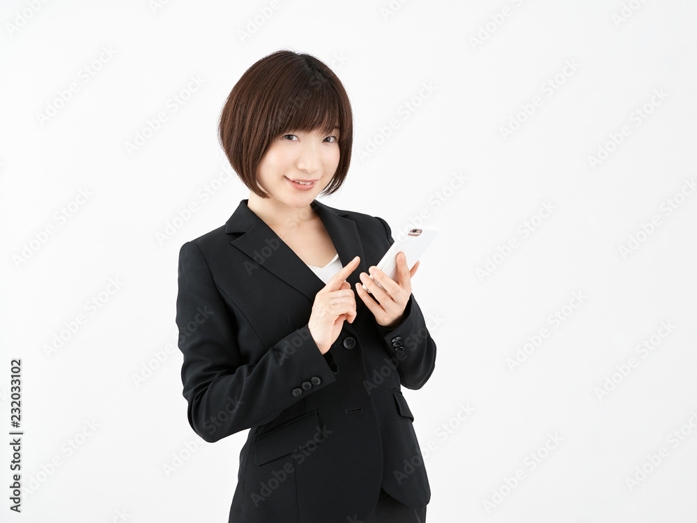 白い背景で笑顔でスマホをチェックする女性OL 白い背景で笑顔でスマホをチェックする女性OL