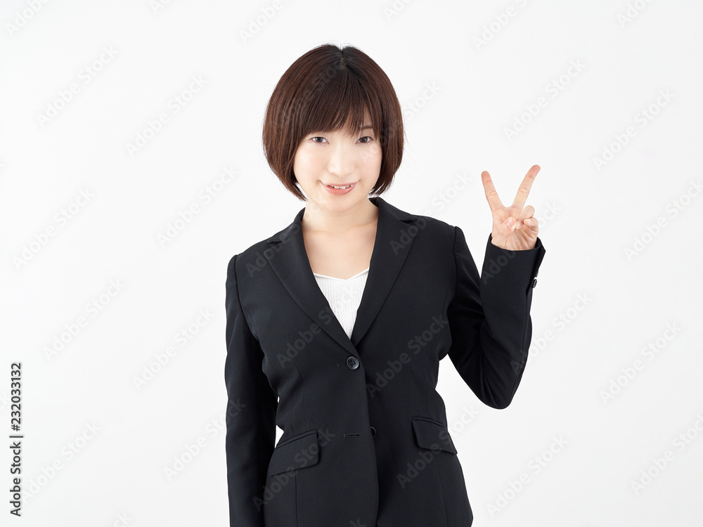 白い背景で2の指差しポーズをする女性OL