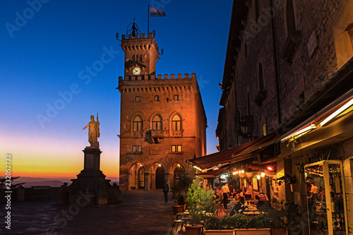 Cuadro en lienzo San Marino: Piazza della Libertà (Freiheitsplatz) in der Abenddämmerung