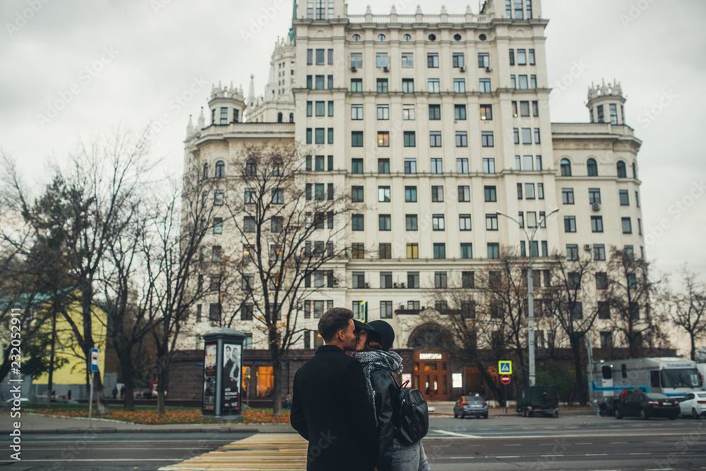 Obraz premium young couple walks on the city
