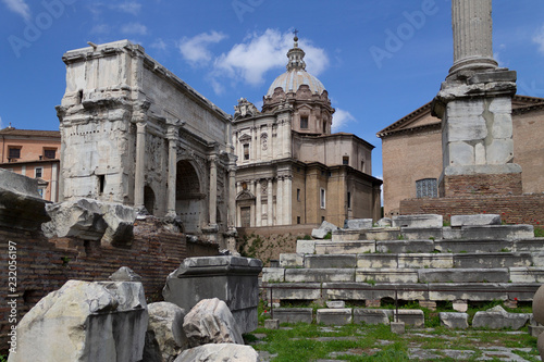 Arco de Septimio Severo e iglesia de San Lucas y Santa Martina en el Foro Romano © Alfredo López