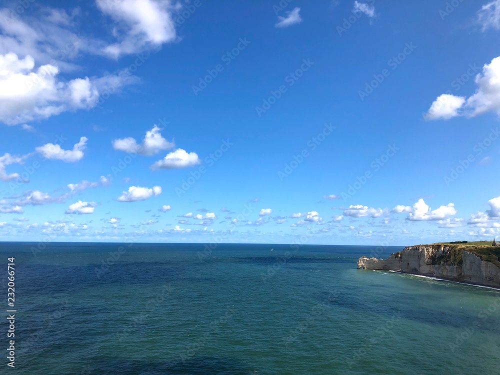 Mare e scogliera di Étretat, Normandia, Francia