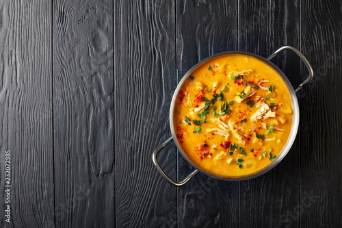 Fotografía pumpkin chicken breast soup in metal pot