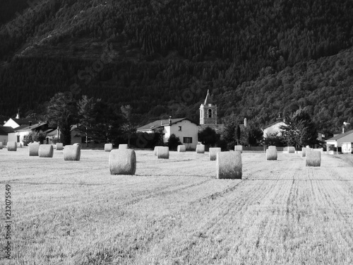 église et foin Err noir et blanc