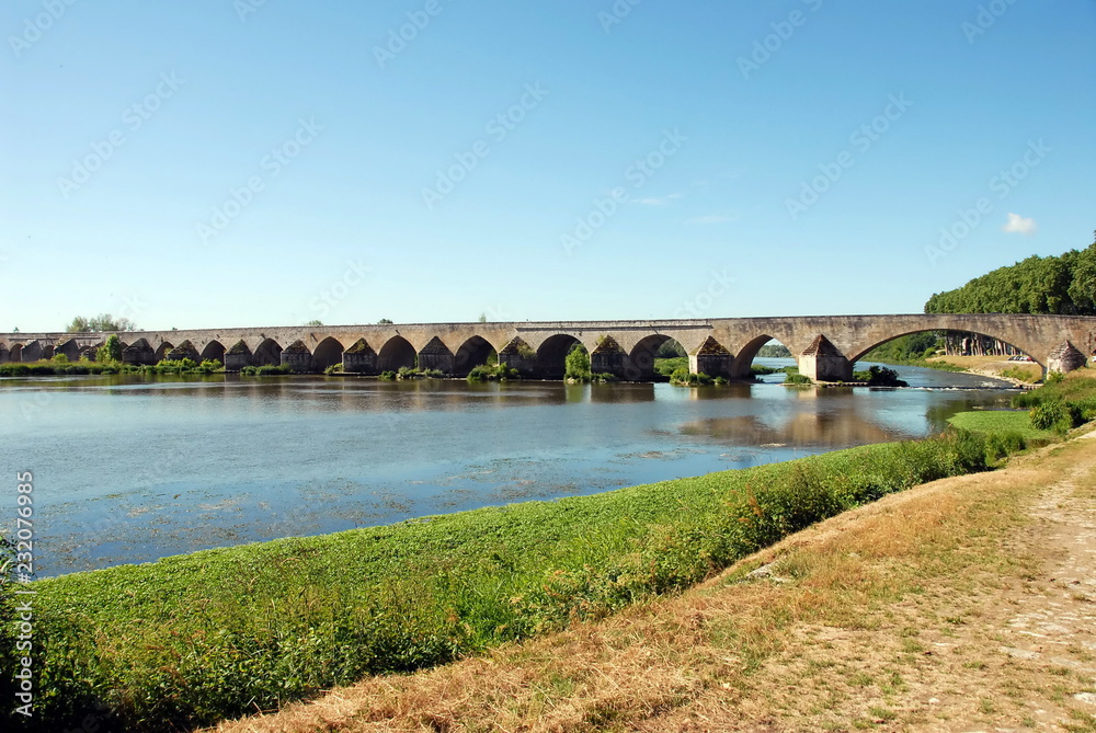 Pont de Beaugency, ville du Val de Loire, département du Loiret, France