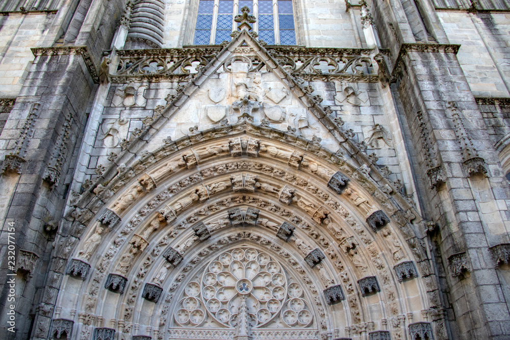 Fototapeta premium Quimper. Fronton katedry Saint Corentin. Finistere. Bretania