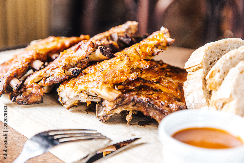 Grilled ribs with bread and sauce