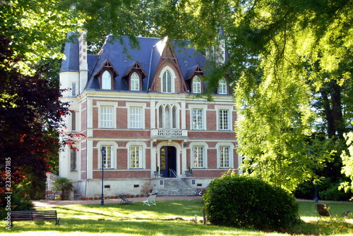 Manoir, château et son parc arboré, ville de Contres, département du Loir-et-Cher, France photo