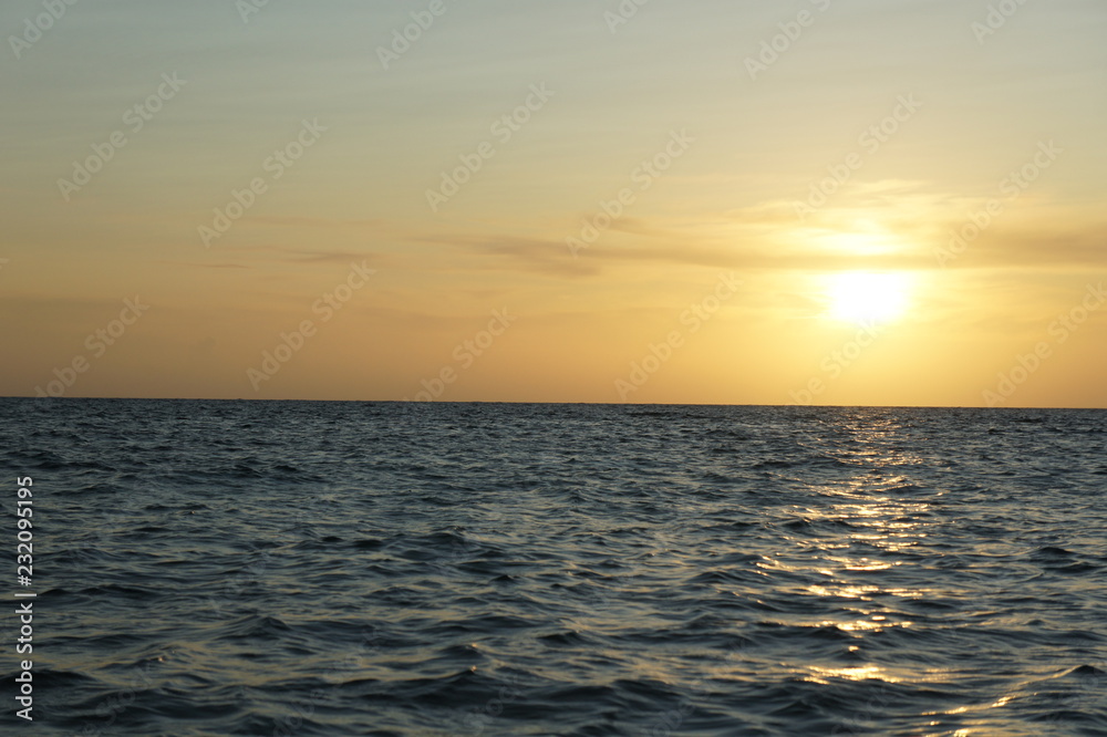 沖縄の海に陽が沈む