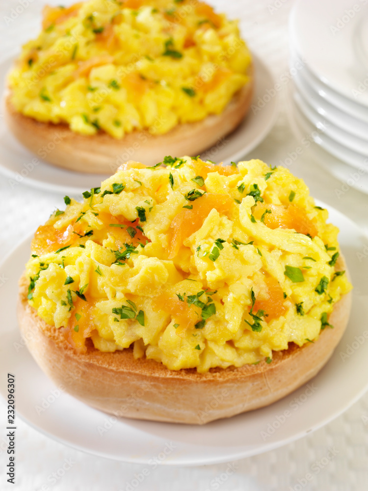 SCRAMBLED EGG AND SMOKED SALMON ON BAGEL