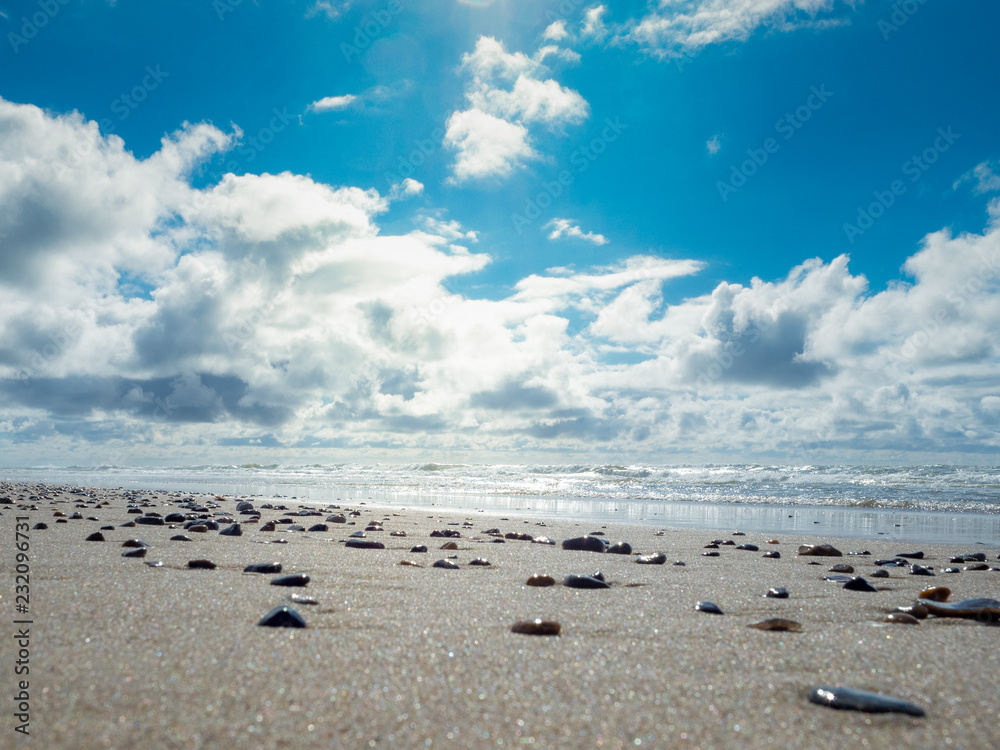 Steine am Strand mit dramatischen Wolken Steine am Strand mit dramatischen Wolken