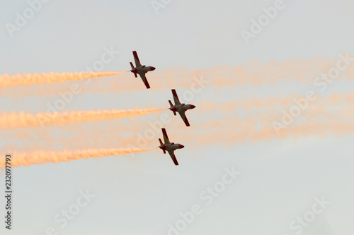 Obraz na płótnie planes doing stunts w salonie